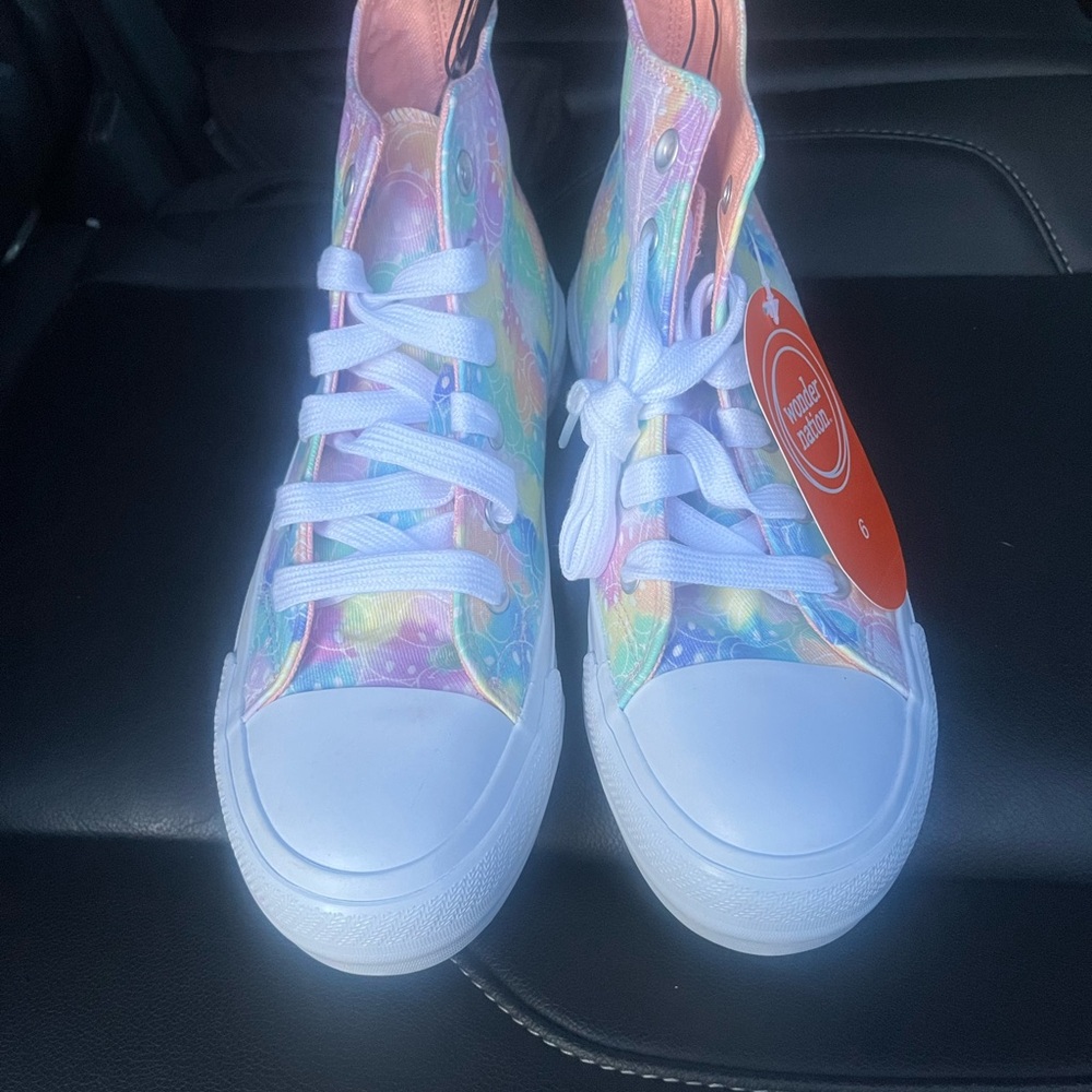 White Athletic Shoes with Low-Top Design and Traditional Lacing